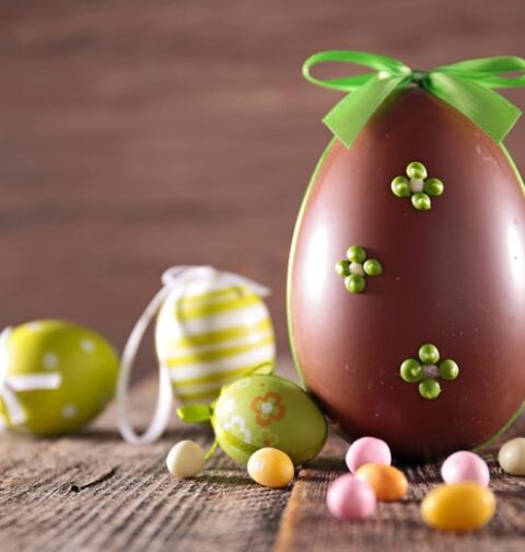 Les œufs de Pâques, aujourd'hui omniprésents, trouvent leur origine dans les traditions païennes où l'œuf symbolisait la vie et la renaissance.