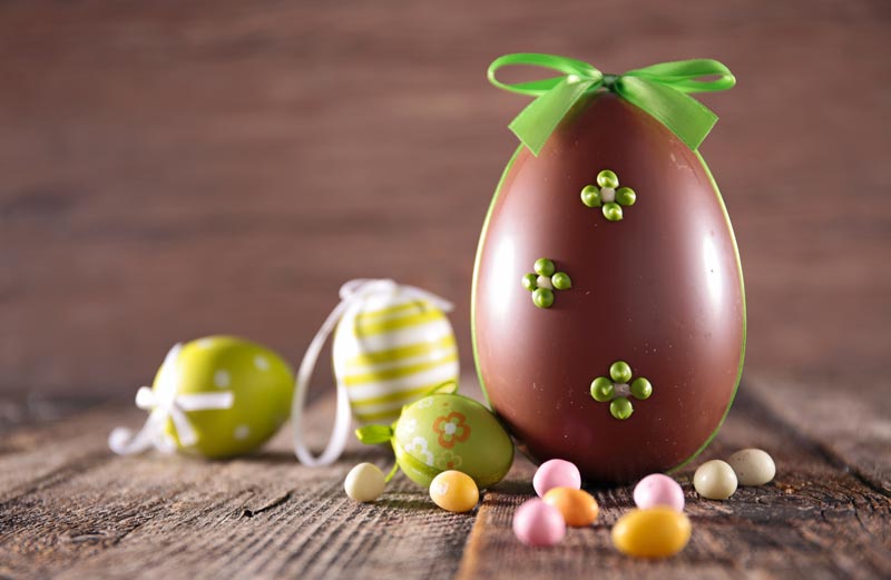 Les œufs de Pâques, aujourd'hui omniprésents, trouvent leur origine dans les traditions païennes où l'œuf symbolisait la vie et la renaissance.
