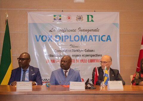 Les officiels à la conférence sur les acquis, les enjeux et les perspectives de coopération Gabon-Türkiye à l’Hôtel de ville de Libreville, le 9 mai 2025.