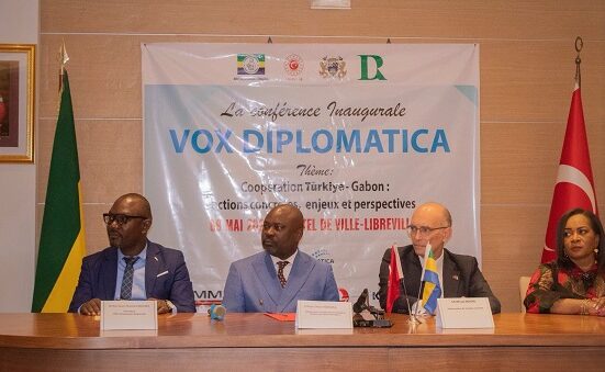 Les officiels à la conférence sur les acquis, les enjeux et les perspectives de coopération Gabon-Türkiye à l’Hôtel de ville de Libreville, le 9 mai 2025.