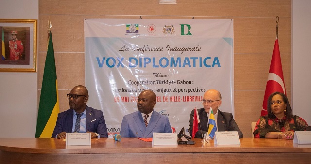 Les officiels à la conférence sur les acquis, les enjeux et les perspectives de coopération Gabon-Türkiye à l’Hôtel de ville de Libreville, le 9 mai 2025.