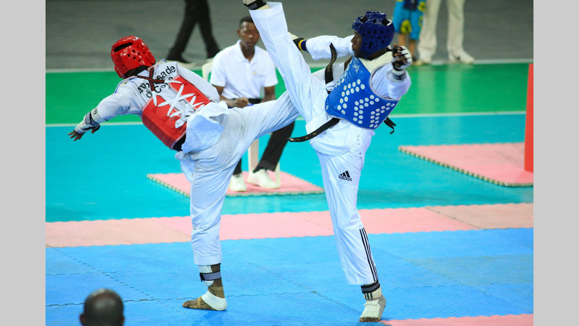 Instantané d'un combat lors de la 10e édition du Challenge Grand Me Park Sang-Chul au Palais des sports de Libreville. à droite Eric Zolier Nguema